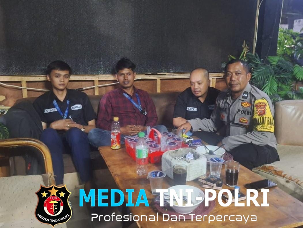 Patroli Malam, Bhabinkamtibmas Polsek Cisarua Sisir Poskamling di Desa Tugu Utara