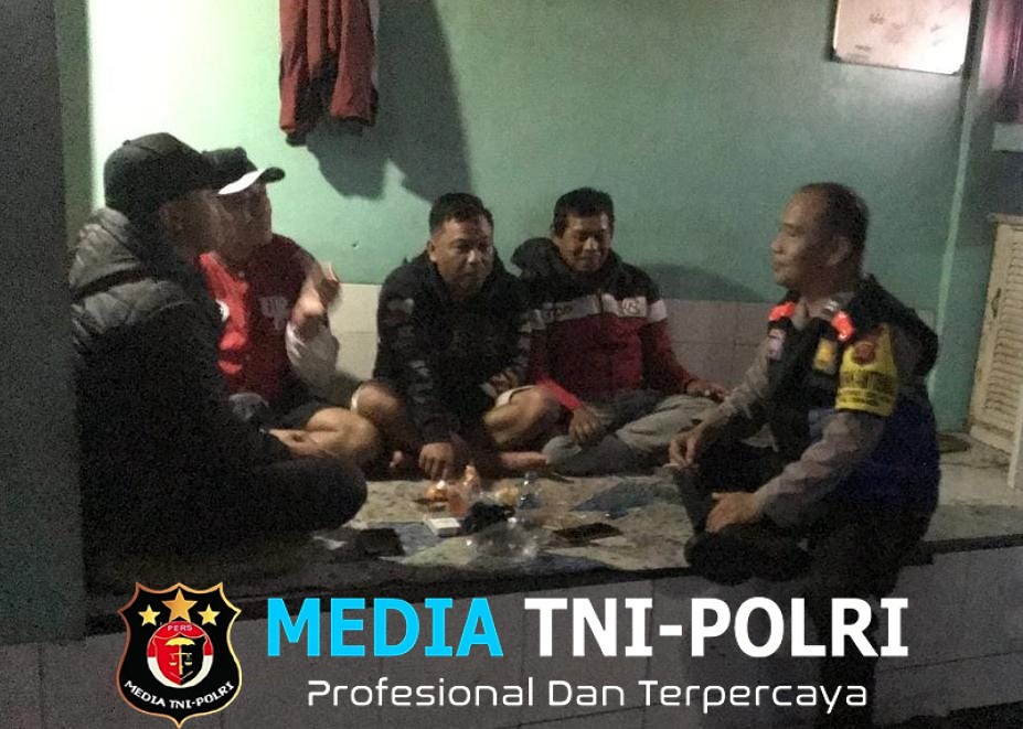 Patroli malam Bhabinkamtibmas Polsek Cisarua Kontrol Poskamling dan Sampaikan Pesan Kamtibmas 