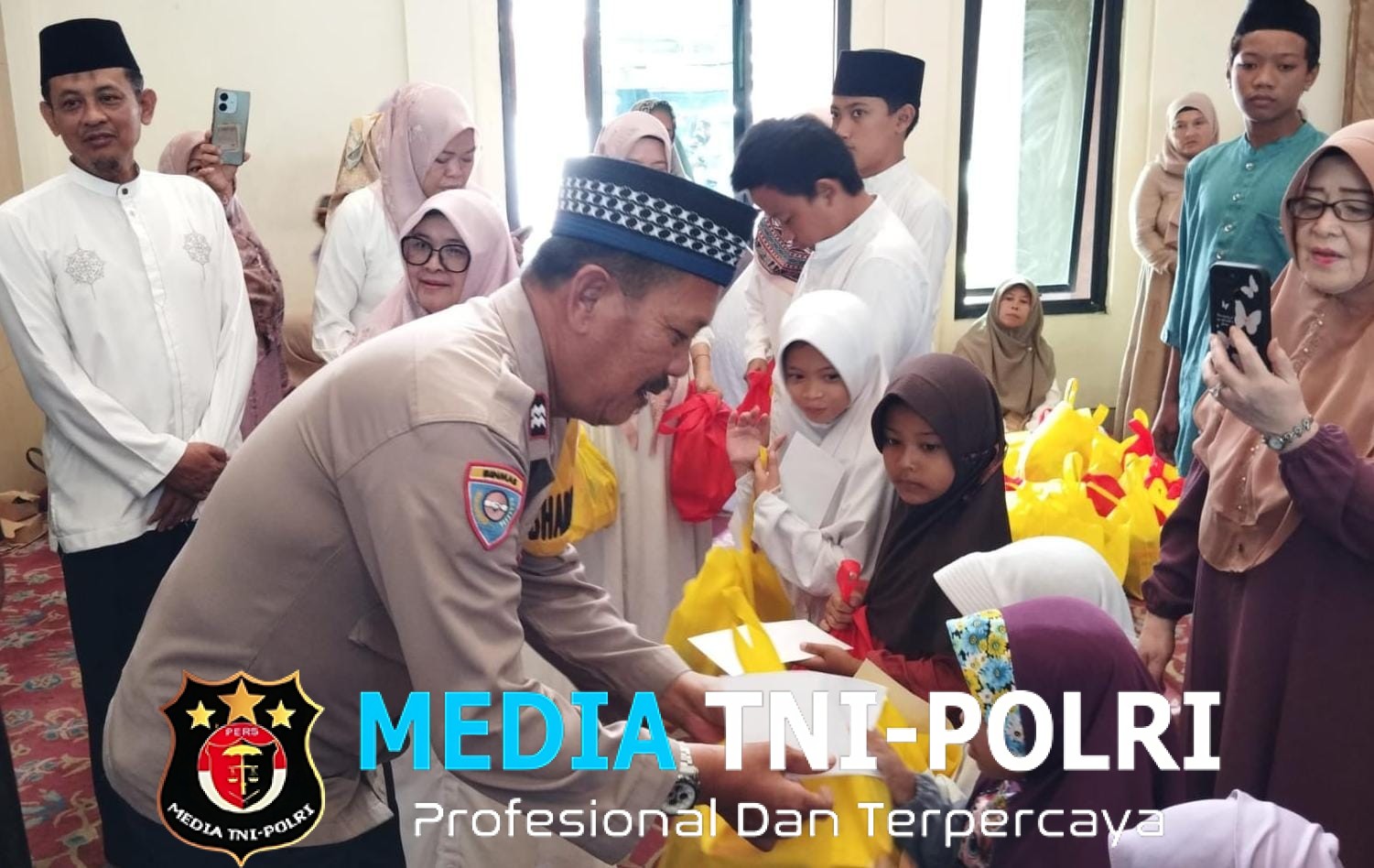 Bhabinkamtibmas Polsek Ciampea Hadiri Pengajian 1 Muharam dan Santunan Yatim, Sampaikan Pesan Kamtibmas