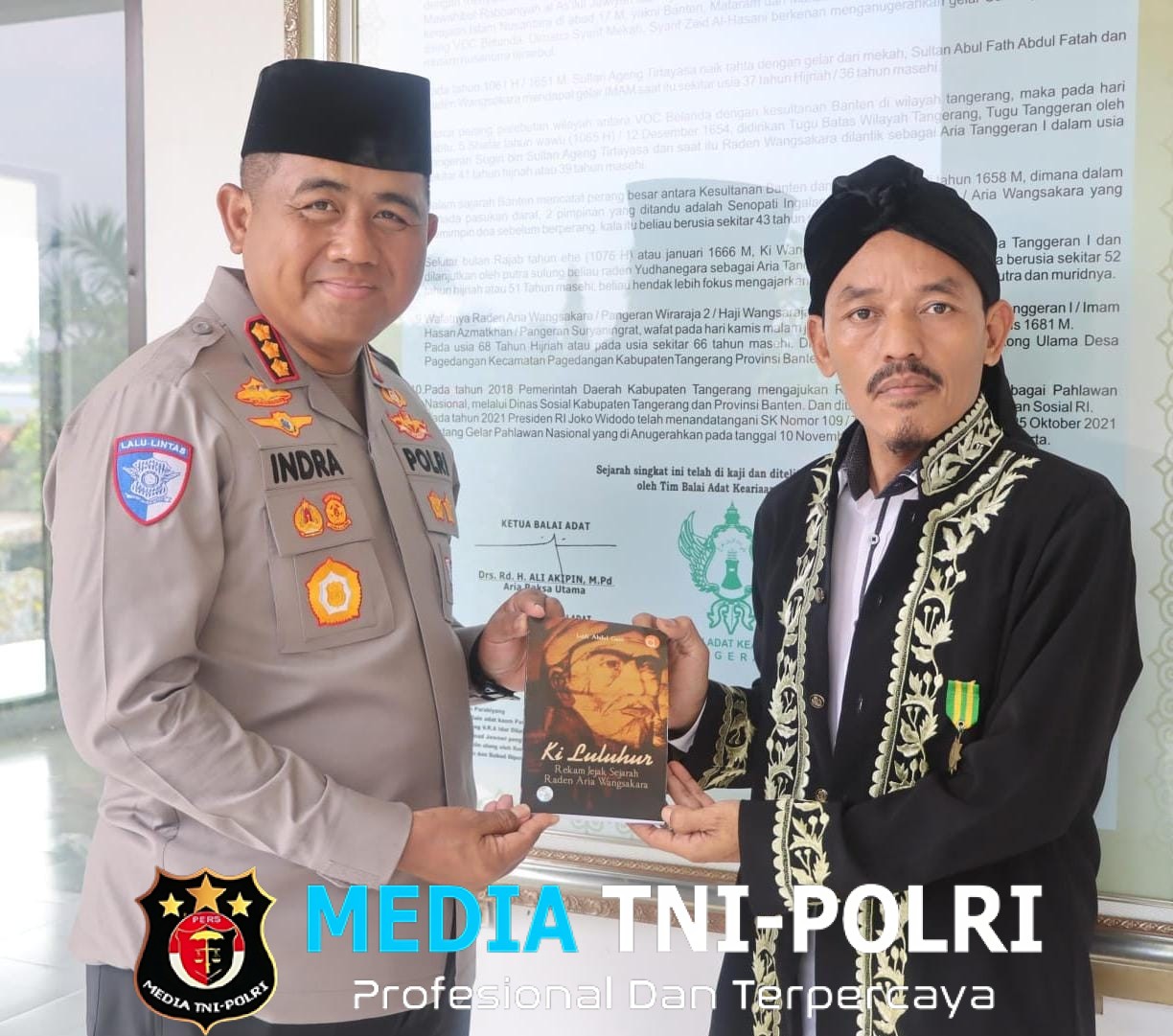 Awali Tugas di Hari Pertama, Kapolresta Tangerang Ziarah ke Makam R.A. Wangsakara, Dihadiahi Buku Ki Luluhur