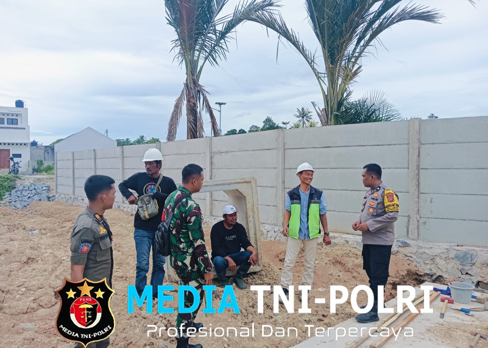 Bhabinkamtibmas dan Babinsa Desa Lumpang Sambangi Warga, Sampaikan Imbauan Kamtibmas