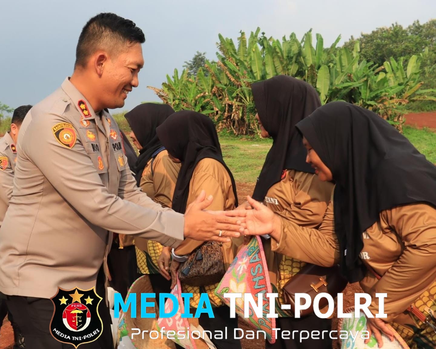 Peduli Petani dan Ketahanan Pangan, Kapolres Bogor Salurkan Bansos ke Kelompok Tani