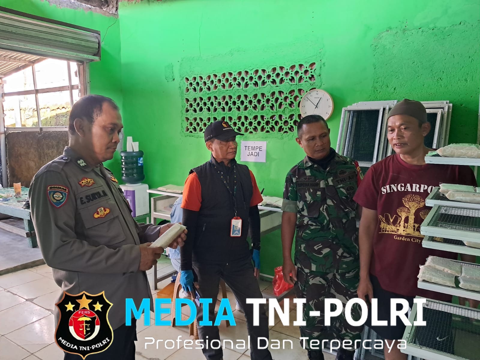 Sinergitas TNI-POLRI Sambang Kamtibmas Ajak Warga Tingkatkan Keamanan Lewat Patroli Dialogis 