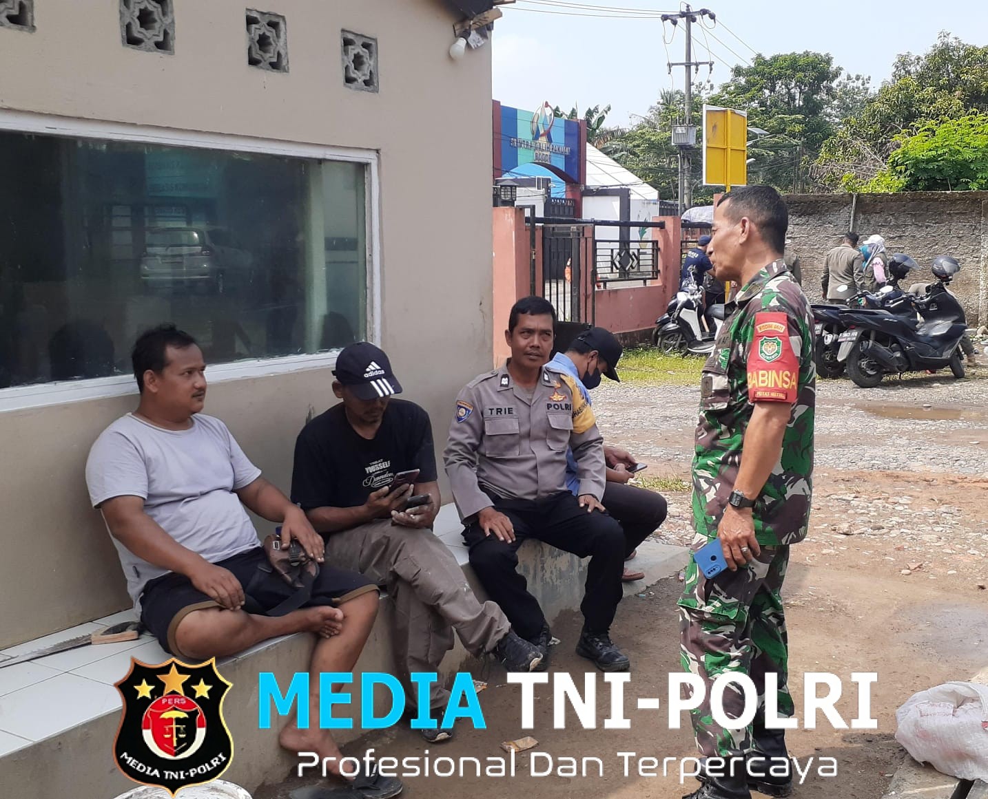 Sinergitas TNI-Polri, Bhabinkamtibmas dan Babinsa Sambangi Warga Desa Putat Nutug Beri Imbauan Kamtibmas
