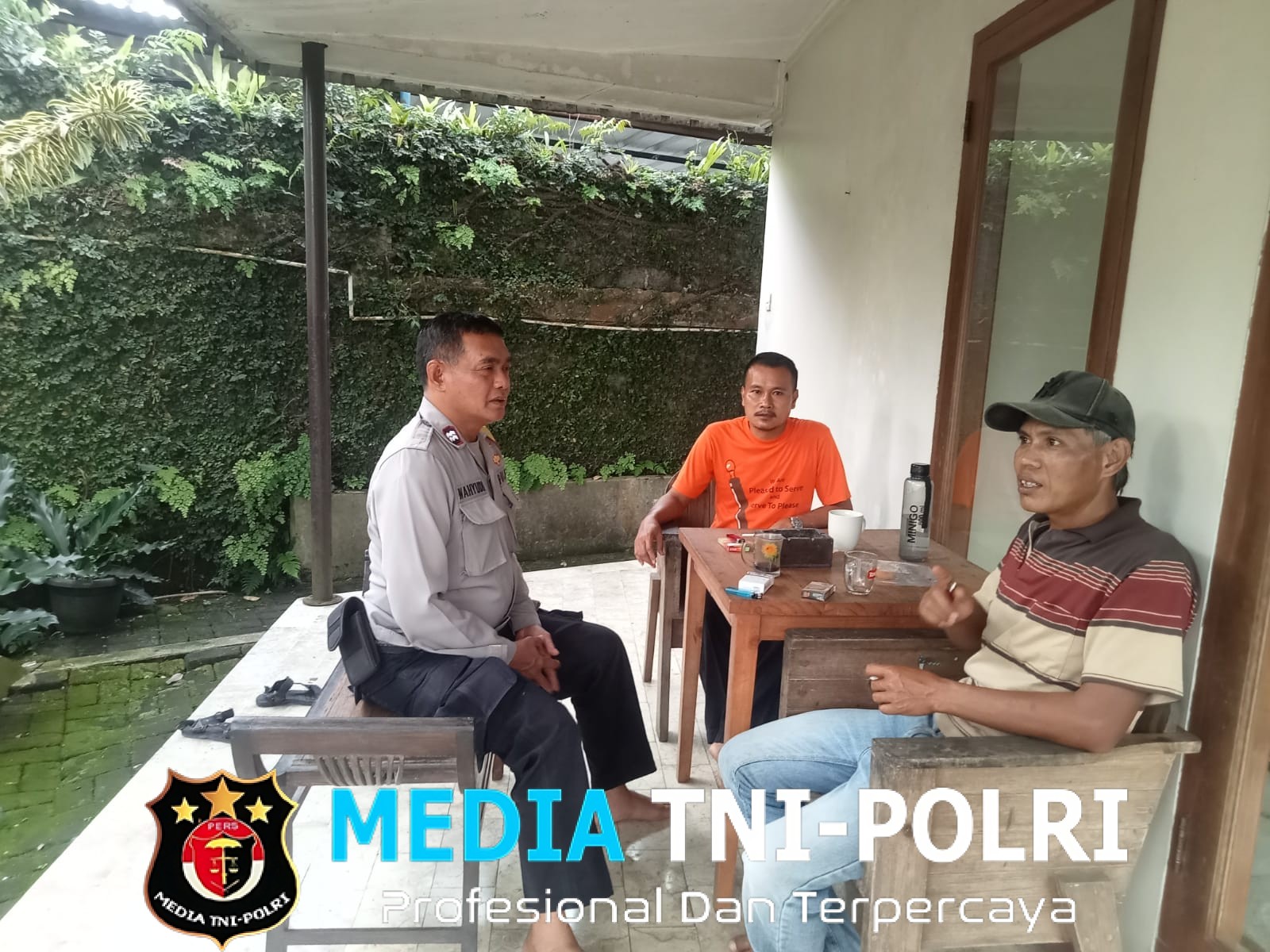 Dekatkan Diri dengan Warga, Bhabinkamtibmas Polsek Ciawi Sambangi Tokoh Masyarakat Desa Bitungsari