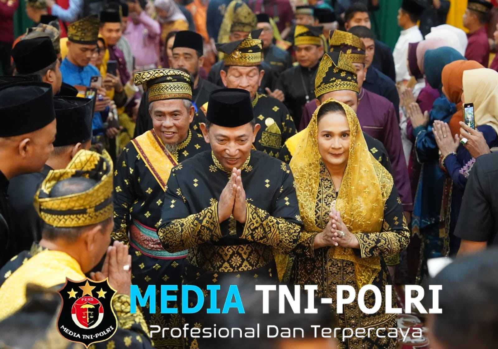 Kapolri Terima Anugerah Adat Ingatan Budi dari LAM Riau: Simbol Kehormatan, Amanah Moral, dan Komitmen Kebangsaan