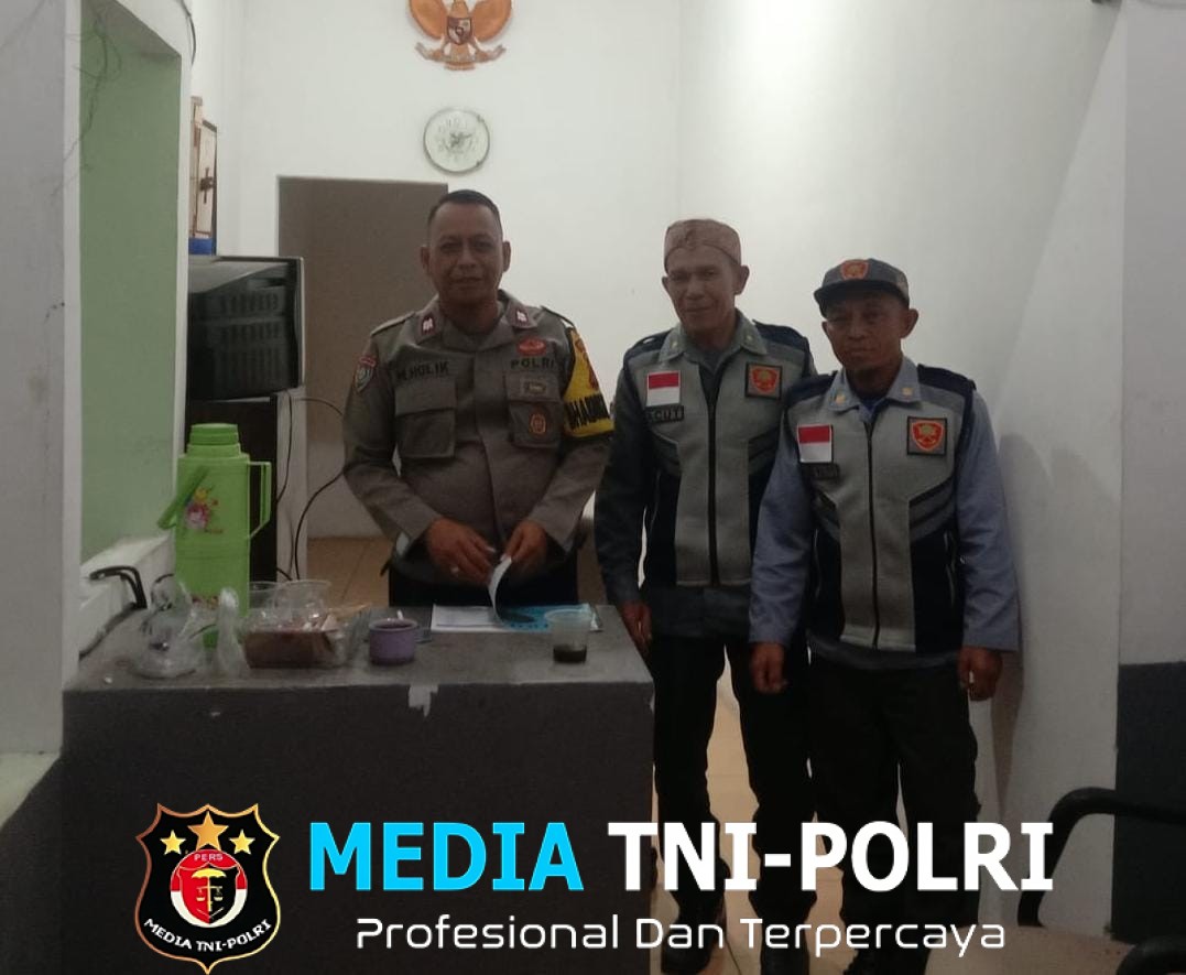 Cegah Gangguan Kamtibmas, Bhabinkamtibmas Desa Cipayung Girang Kontrol Pos Linmas dan Tempat Wisata
