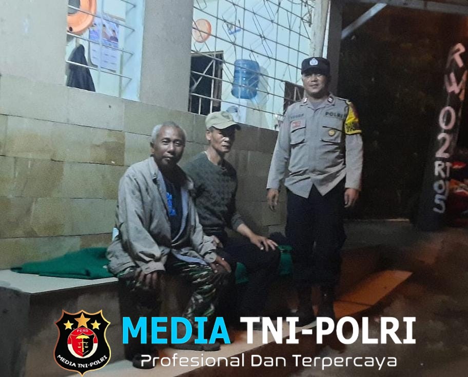 Jaga Kamtibmas Kondusif Bhabinkamtibmas Polsek Cisarua Aktif Kontrol Pos Kamling di Desa Jogjogan