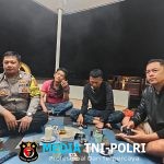 Patroli Malam Hari, Bhabinkamtibmas Polsek Cisarua Kontrol Pos Kamling di Desa Kopo, Pastikan Aman Kondusif
