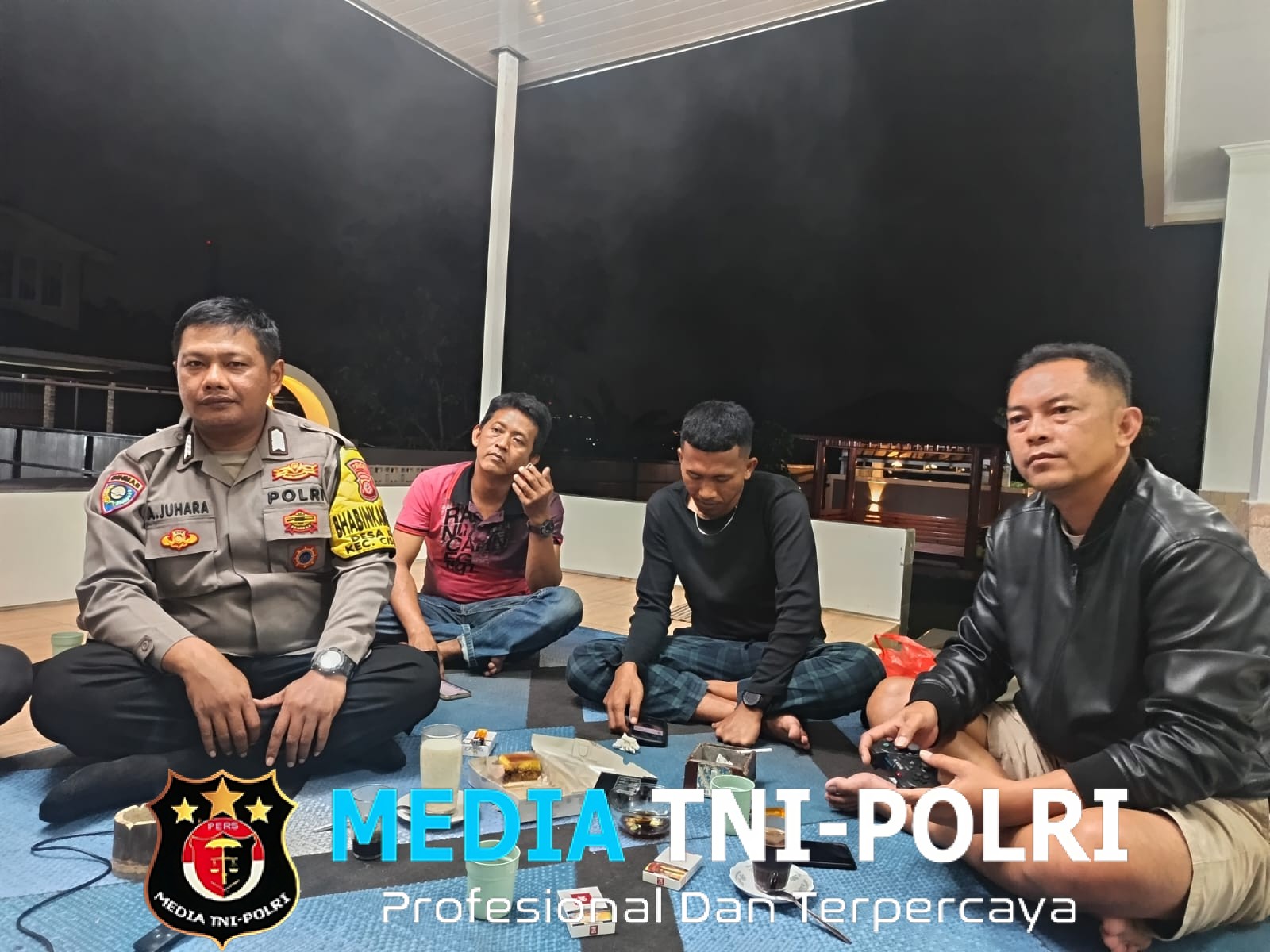 Patroli Malam Hari, Bhabinkamtibmas Polsek Cisarua Kontrol Pos Kamling di Desa Kopo, Pastikan Aman Kondusif