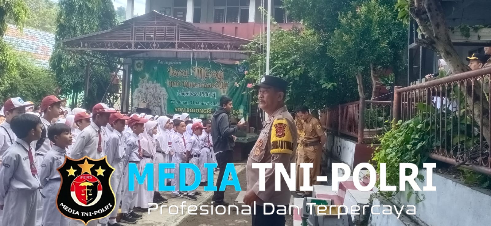 Dekatkan Polisi dengan Dunia Pendidikan, Bhabinkamtibmas Ciampea Hadiri Upacara di SDN 04 Bojongrangkas