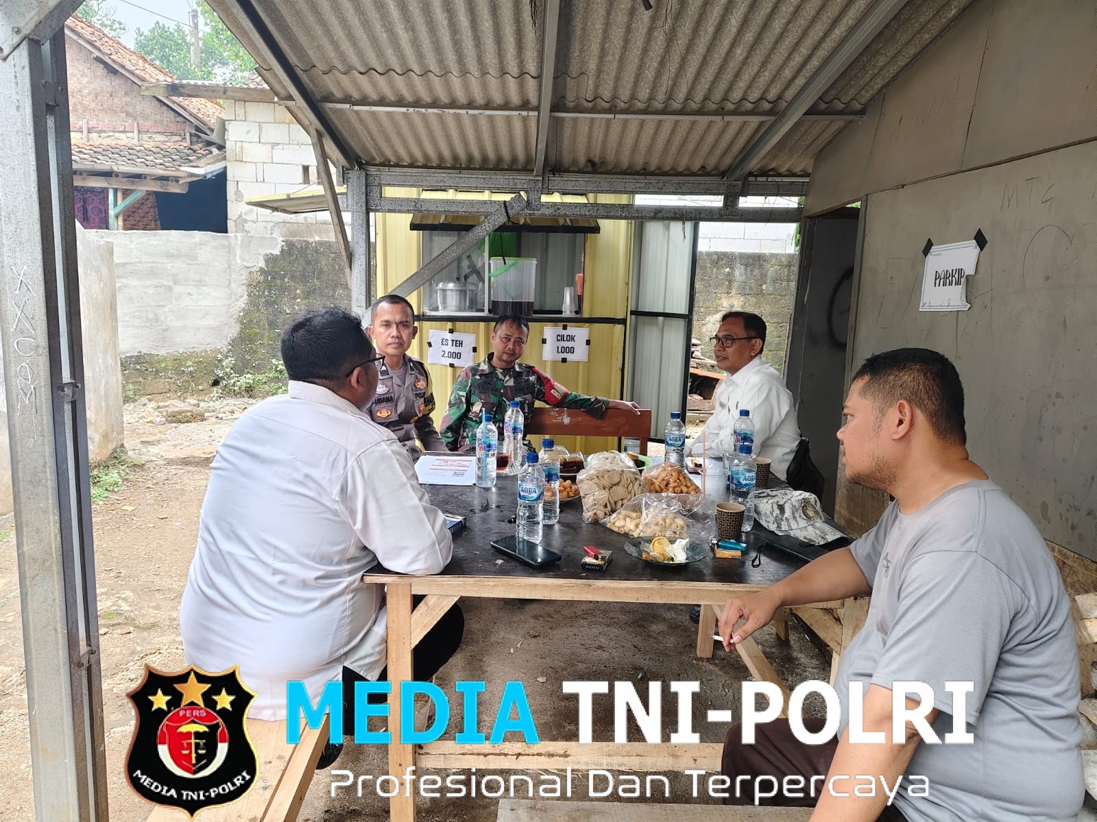 Sambang Dialogis Bhabinkamtibmas Polsek Klapanunggal Jalin Kedekatan dengan Warga Desa Lulut