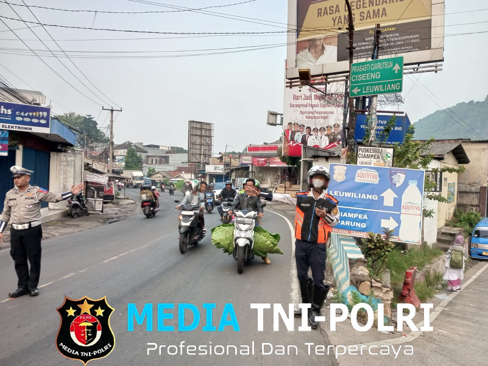 Wujudkan Kamseltibcarlantas, Polsek Ciampea Sigap Atur Lalu Lintas Pagi Hari