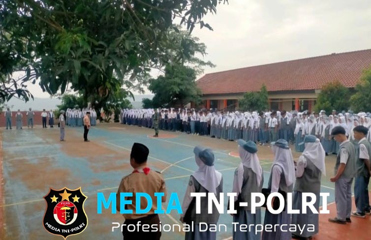Kapolsek Sukamakmur Berikan Pembekalan Wawasan Kebangsaan dan Anti Narkoba kepada Siswa Baru SMAN 1 Sukamakmur