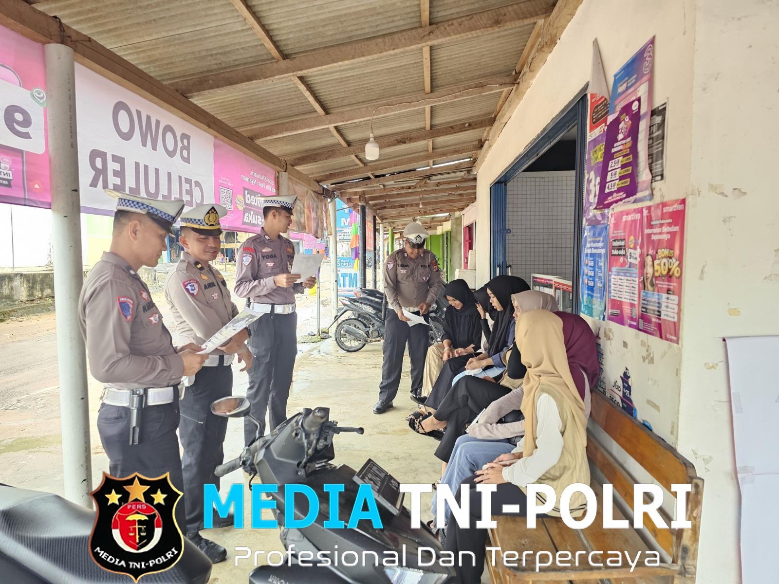 Satgas Ops Patuh Krakatau 2025 Sosialisasikan Tertib Berlalu Lintas kepada Pedagang dan Pengunjung Pasar Pekalongan