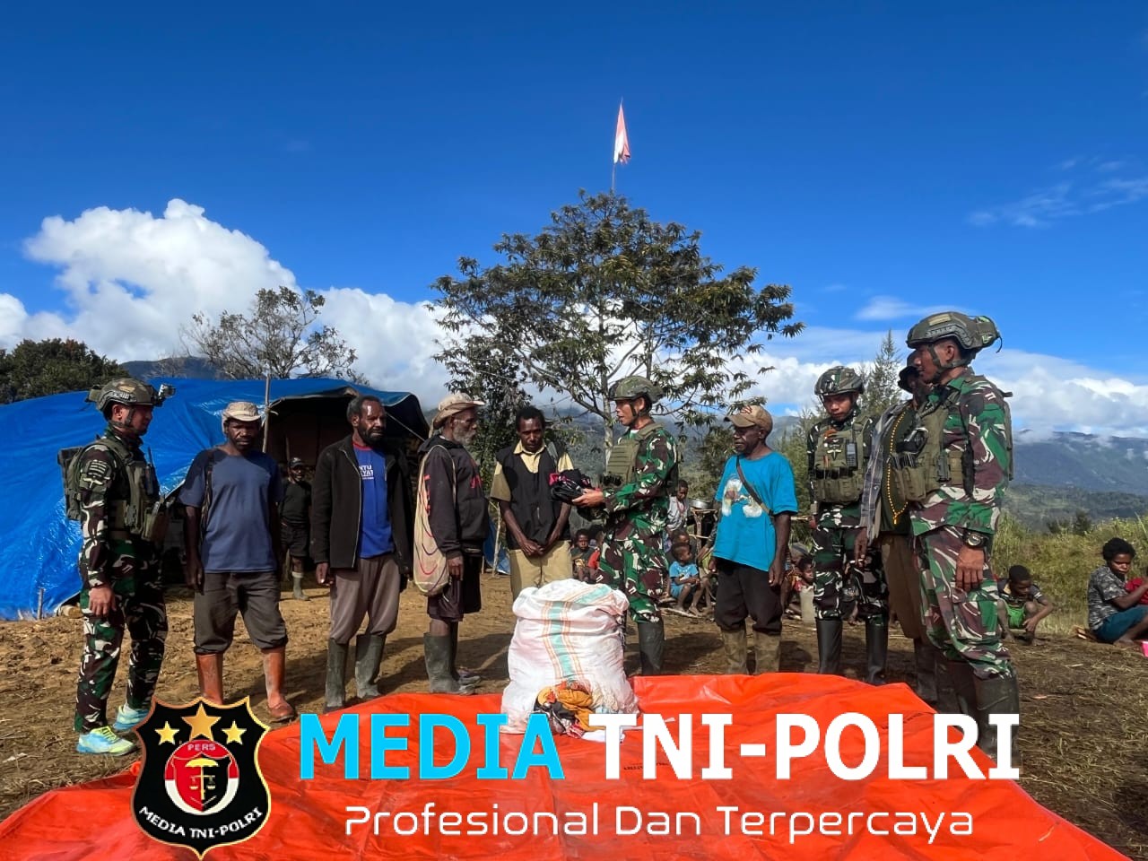 Aksi Kemanusiaan Satgas TNI di Eronggobak Serahkan Pakaian Layak Pakai untuk Warga Pengungsi