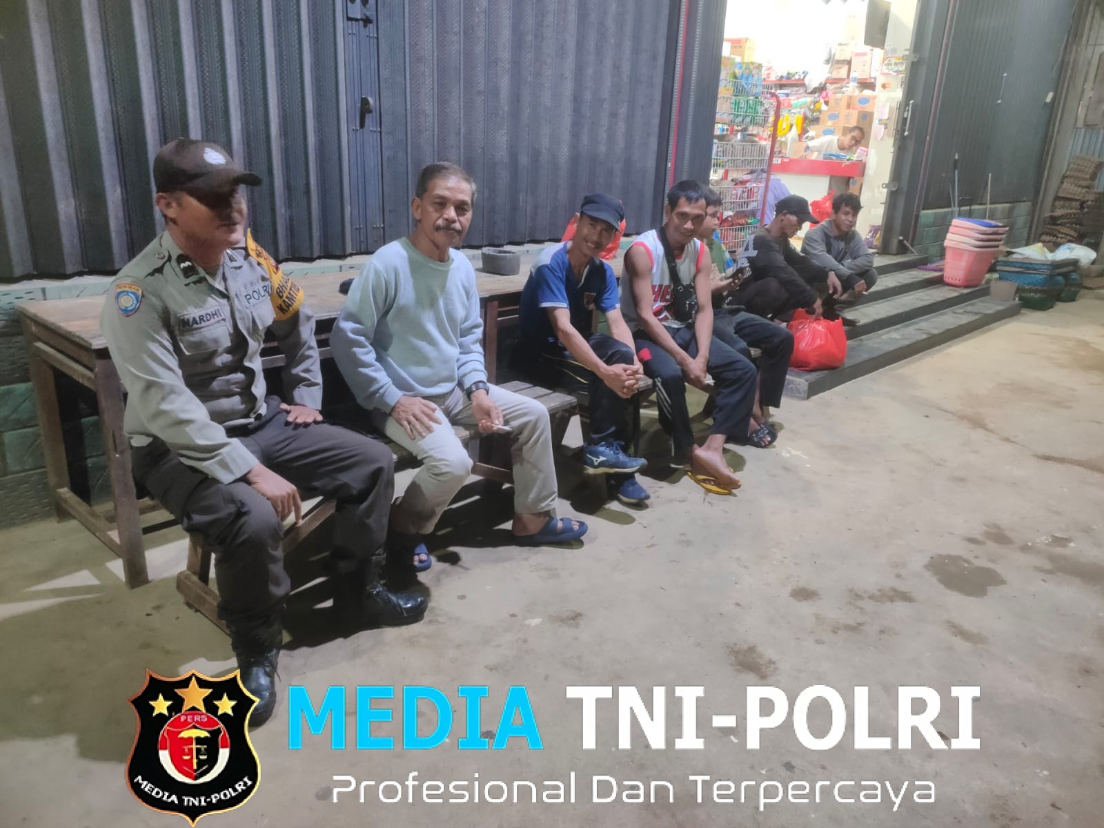Sentuhan Humanis Polisi dalam Patroli Malam di Wilayah Air Besar