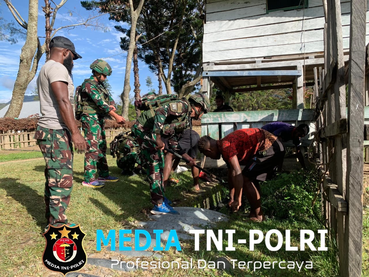 Menyatu Karya Bhakti Satgas Yonif 521/DY Bersama Masyarakat di Distrik Bolakme