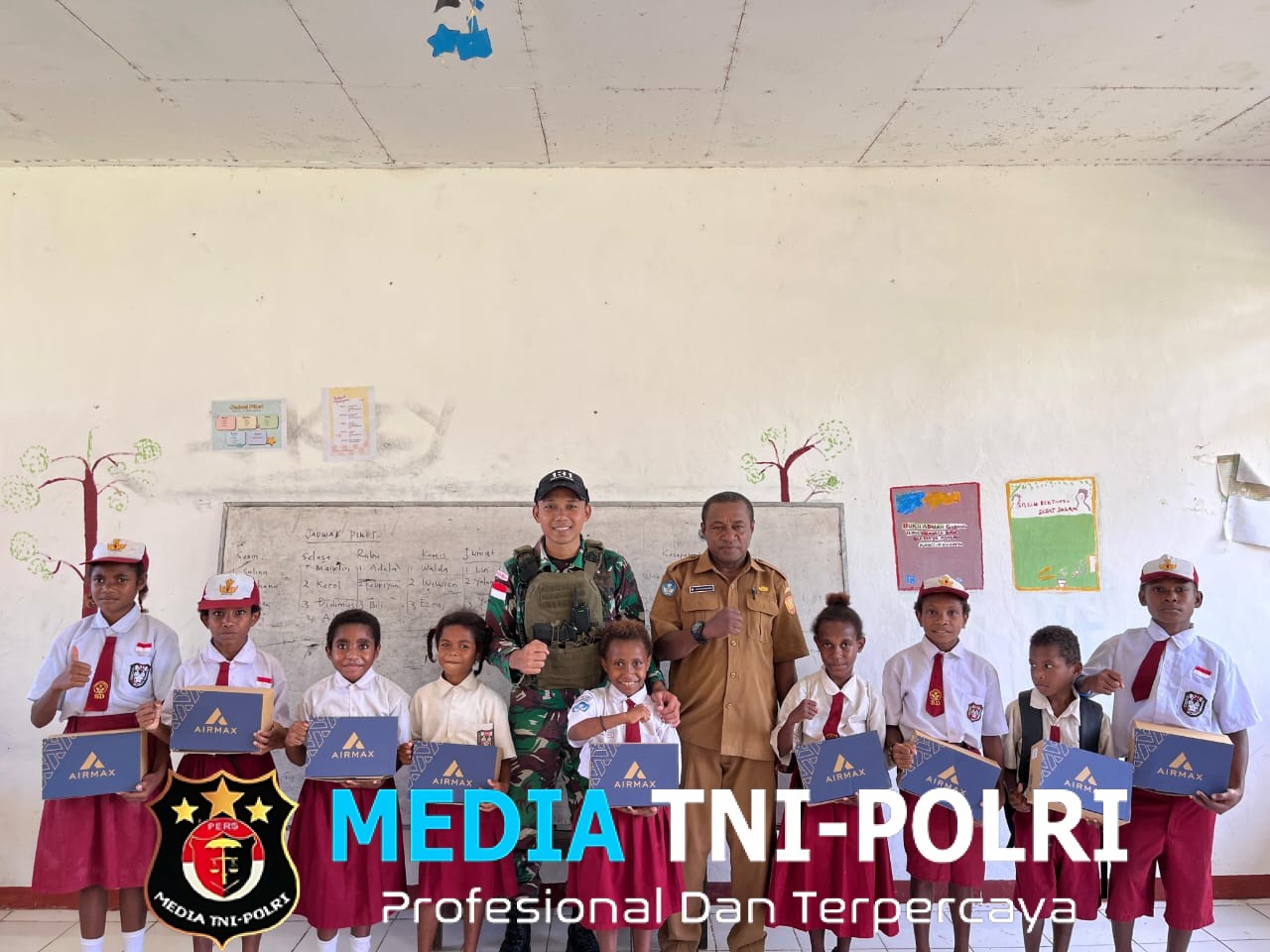 Belajar Disiplin Dan Cinta Tanah Air SD Mosso Bersama Satgas Yonif 131/Brajasakti