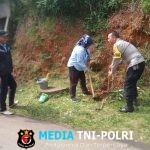 Wujud nyata Kepedulian Polri Bhabinkamtibmas Megamendung Bantu Warga Tanam Pohon 