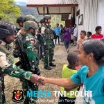 Berbagi untuk Negeri, Satgas Yonif 751/VJS Pos Okpol Hadirkan Kebahagiaan di Kampung Kutdol