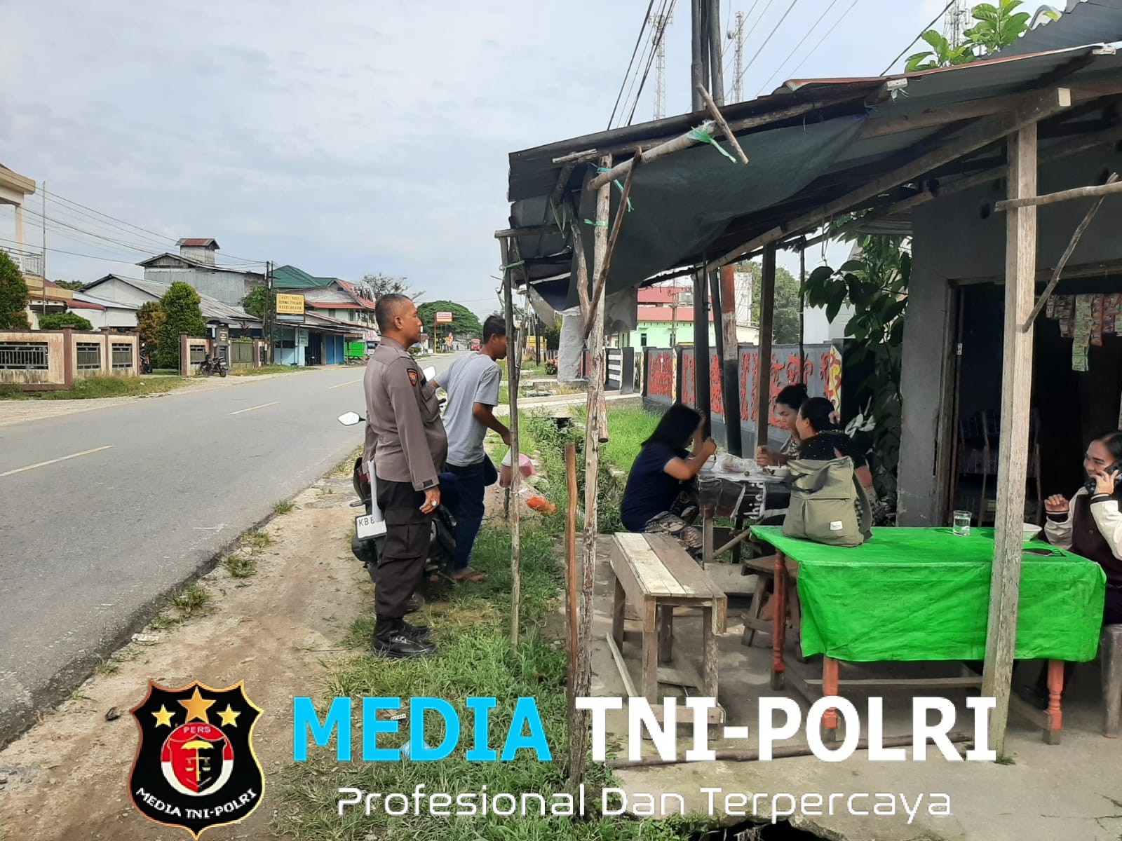 Dekatkan Diri ke Masyarakat, Polsek Mandor Gencarkan Patroli Dialogis Siang Hari