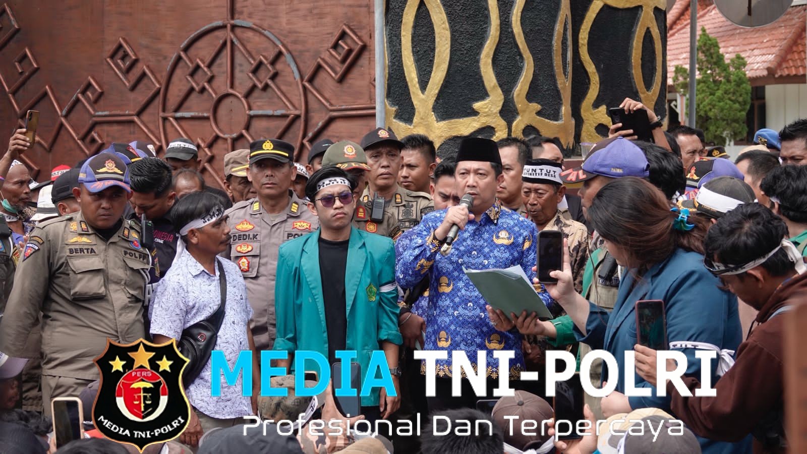 Pengamanan Humanis TNI-Polri Warnai Aksi Damai Aliansi Masyarakat Transmigrasi di Kantor Pemda Lampung Tengah