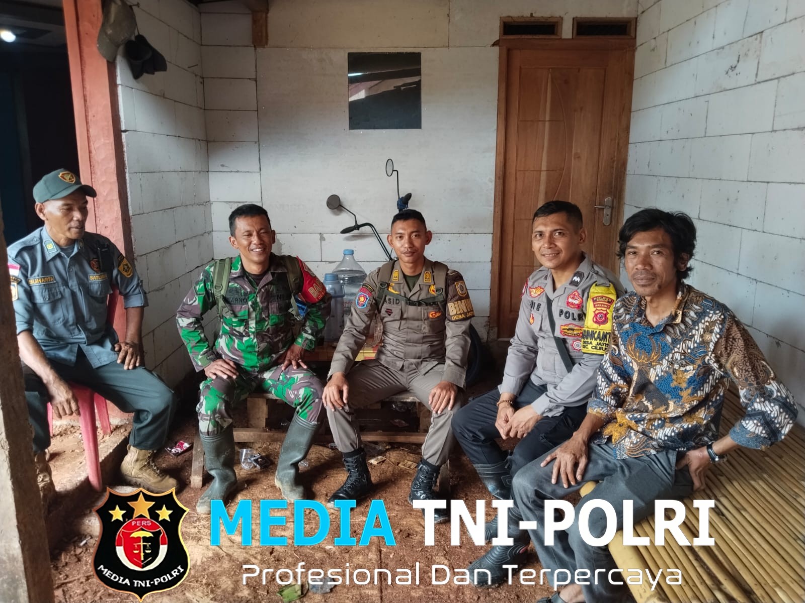 Perkuat Sinergitas, Bhabinkamtibmas dan Babinsa Jatisari Sambangi Warga Wujudkan Kamtibmas Kondusif