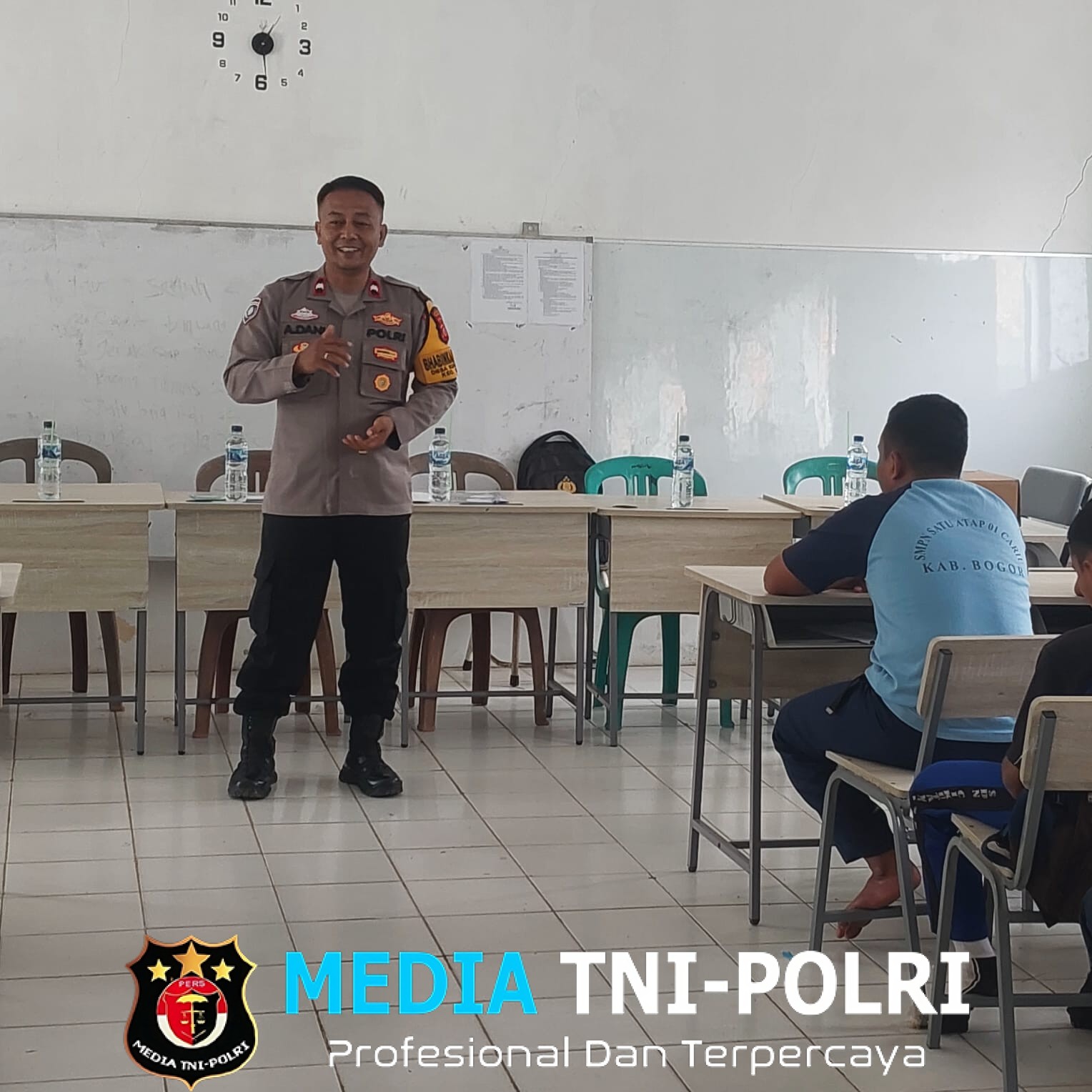 Polsek Cariu Edukasi Pelajar SMP Satap 01 Kutamekar tentang Bahaya Narkoba, Tawuran, dan Tertib Berlalu Lintas