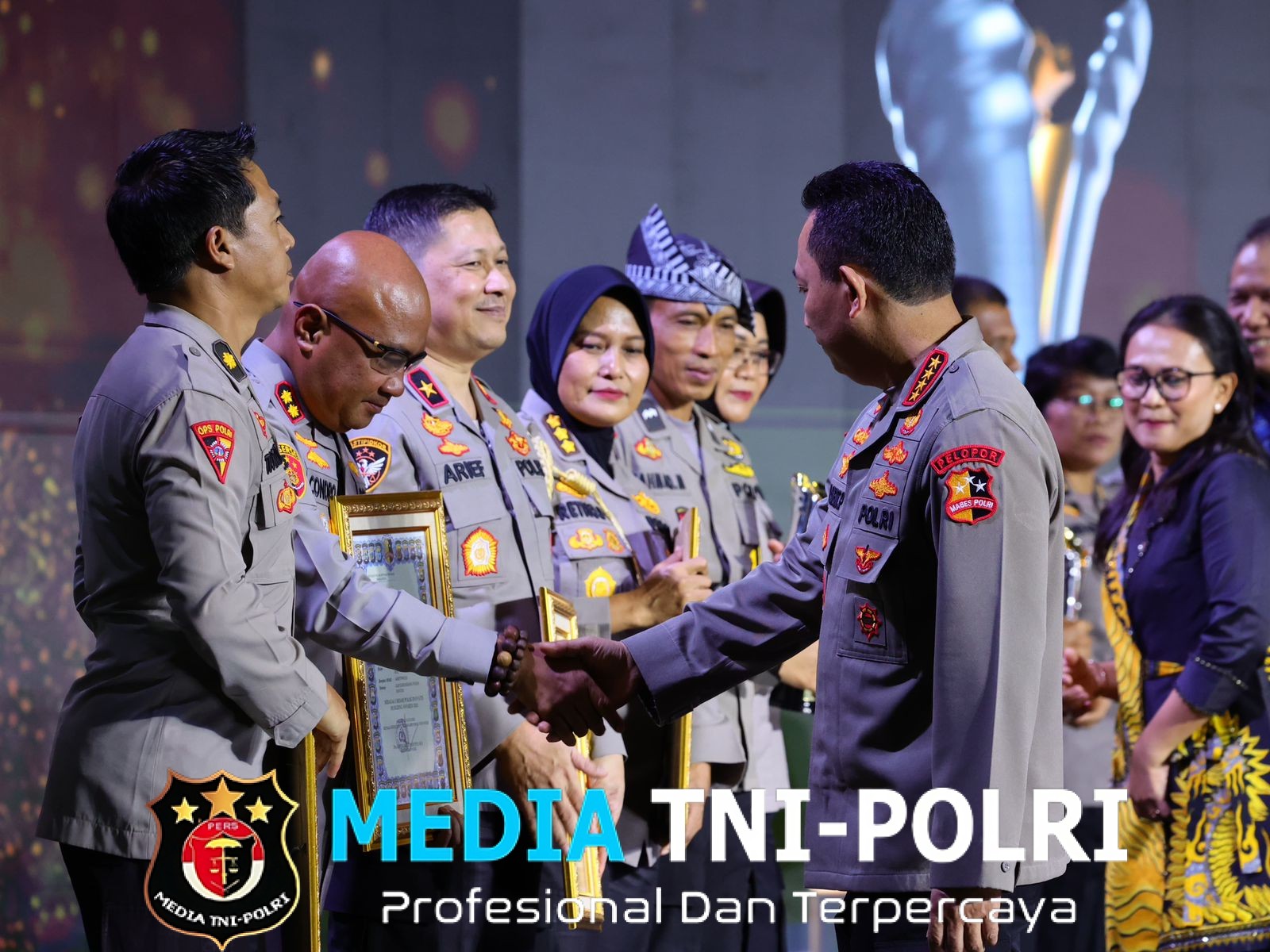 Lima Polisi Teladan Dianugerahi Hoegeng Awards 2025, Polri Tegaskan Komitmen Pelayanan Humanis dan Profesional