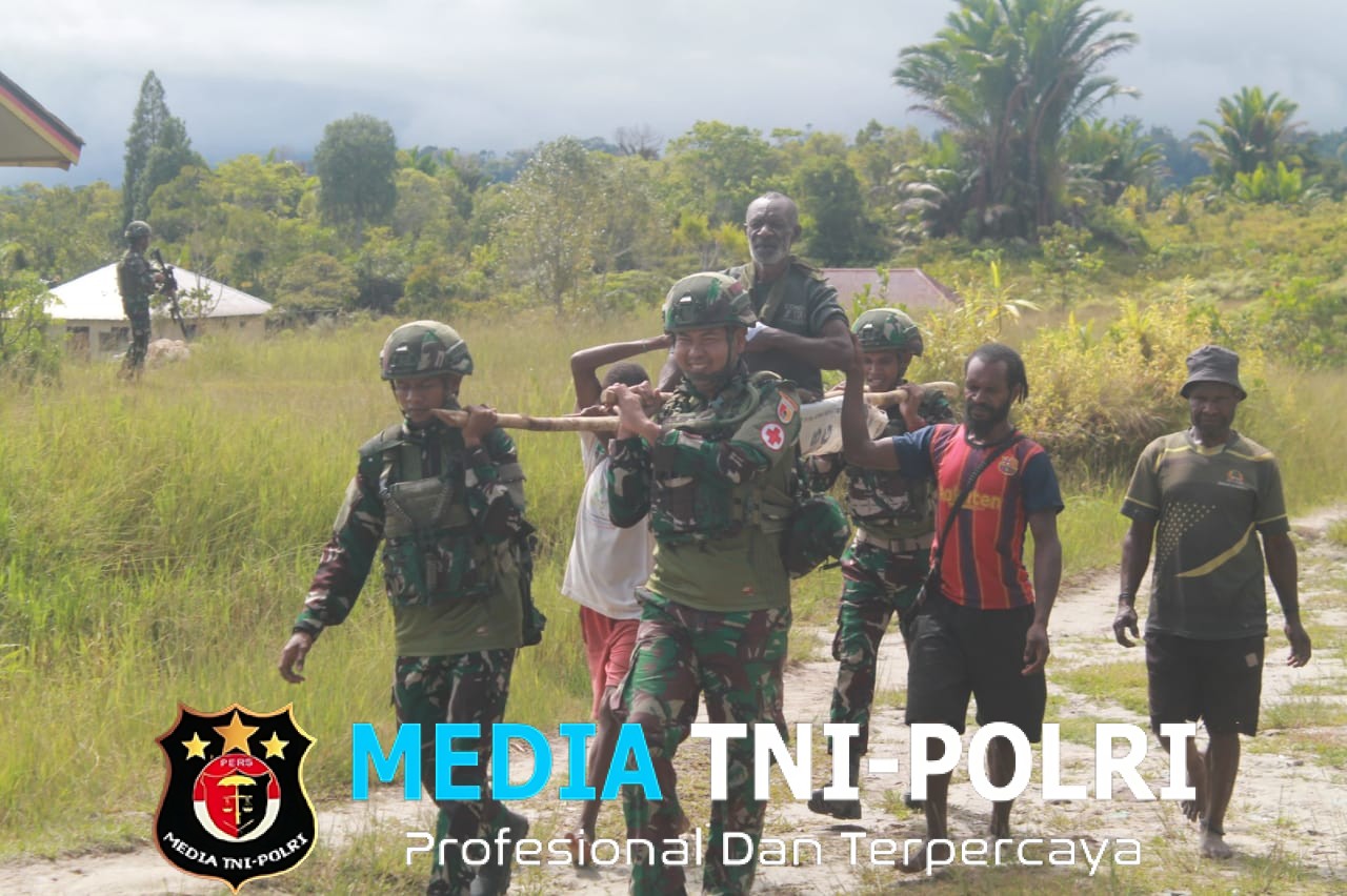 Tandu Manual Satgas Yonif 521/DY Berikan bantuan Layanan Kesehatan Kepada Masyarakat di Distrik Apalapsili Papua