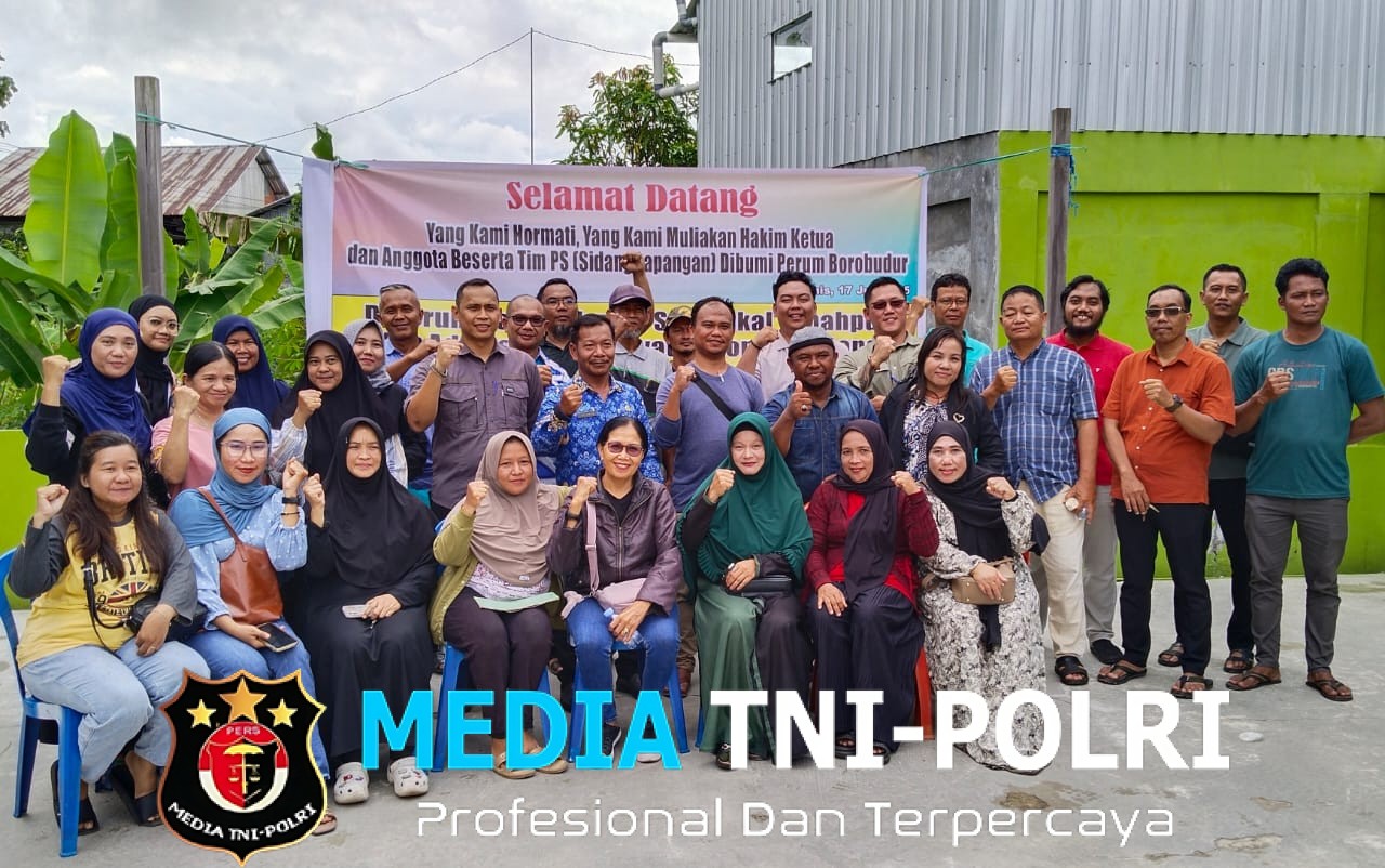 Warga Perum Borobudur Sampit Gelar Spanduk Saat Pemeriksaan Objek Perkara