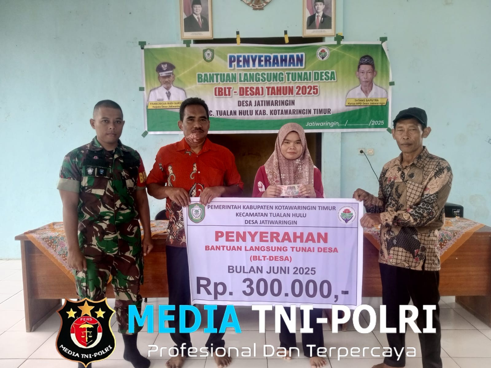 Babinsa Koramil 1015-07/Parenggean Dampingi Penyaluran BLT Dana Desa