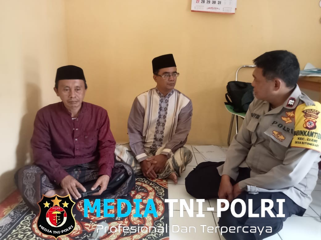 Jaga Stabilitas Keamanan Bhabinkamtibmas Polsek Ciawi Jalin Kedekatan dengan Tokoh Agama dan Warga Desa Bitungsari
