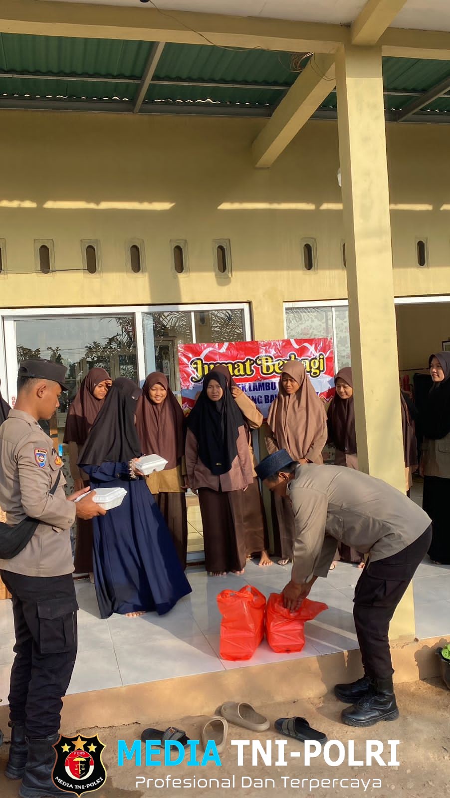 Jumat Berkah, Polsek Lambu Kibang Berbagi di Depan Mako Polsek, Wujud Kepedulian Polri kepada Masyarakat