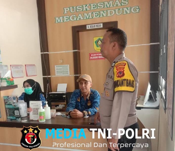 Dekatkan Diri dengan Warga, Bhabinkamtibmas Desa Cipayung Girang Sambangi Puskesmas dan Sampaikan Imbauan Kamtibmas