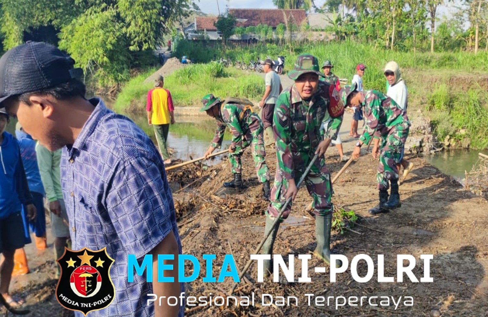 Jumat Bersih, Babinsa Birowo Bersama Warga Kerja Bakti Bersihkan Sungai Complang