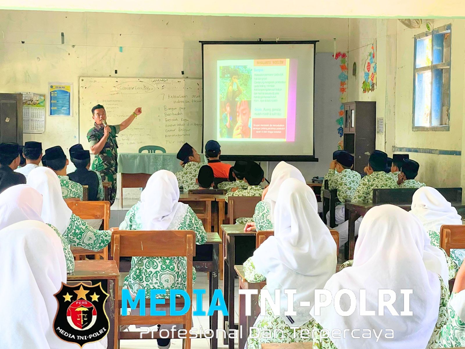 Babinsa Koramil Gondanglegi Gelar Penyuluhan Cegah Penyalahgunaan Narkoba di MTs AL Ihsani