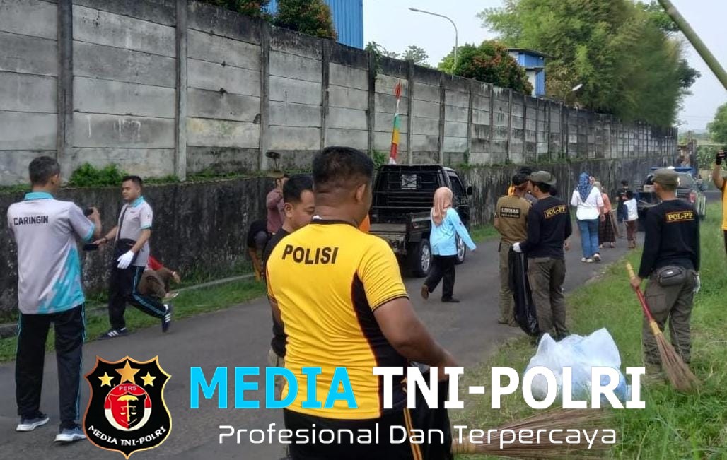Sinergi Polsek Caringin, Kecamatan, dan Pemdes Cimande Hilir Gelar Aksi Jumat Bersih di Jalan Tenggek