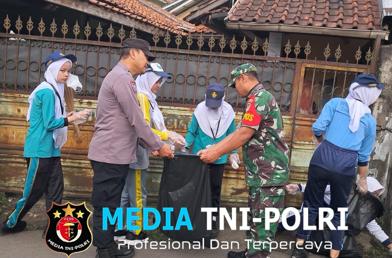 Sinergitas TNI-Polri Laksanakan Kerja Bakti Bersih-bersih Bersama Warga Lingkungan Sepanjang Jalan Desa Dramaga 