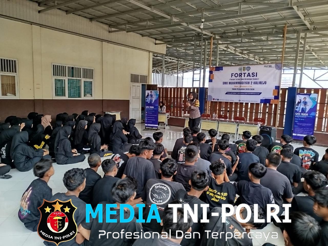 Wujud Kepedulian Polri Terhadap Generasi Muda, Bhabinkamtibmas Polsek Kalirejo Bina Siswa Baru Saat MPLS