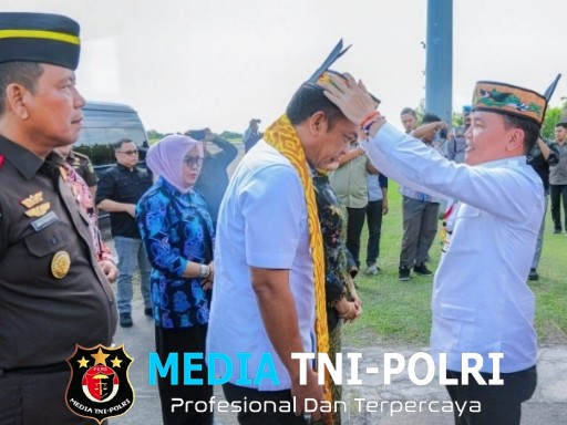 Kajati Kalteng yang Baru Disambut Upacara Adat Dayak