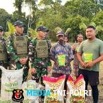 Satgas Yonif 131/Brajasakti Serahkan Pupuk dan Bibit Jagung kepada Petani Skofro, Dukung Ketahanan Pangan di Perbatasan
