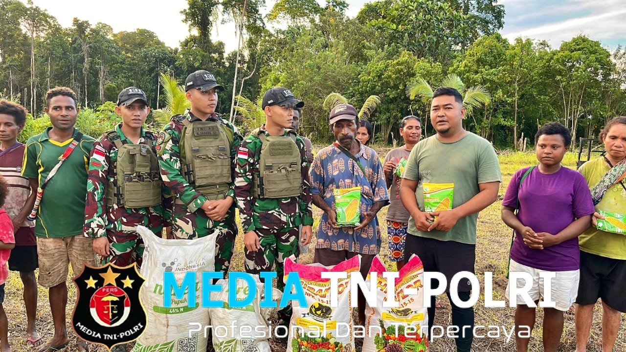 Satgas Yonif 131/Brajasakti Serahkan Pupuk dan Bibit Jagung kepada Petani Skofro, Dukung Ketahanan Pangan di Perbatasan
