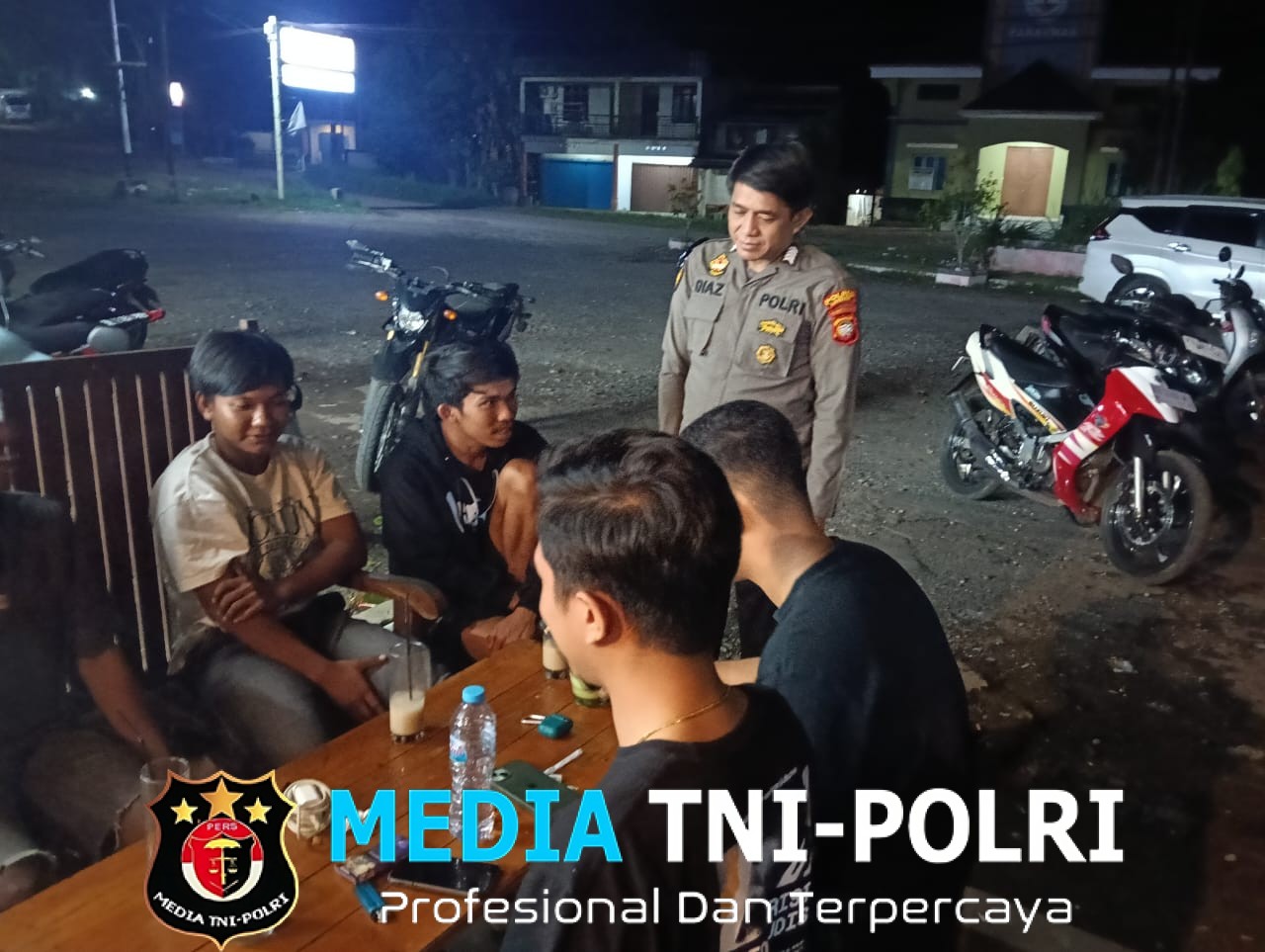 Menyapa Warganya, Petugas Di Saat Patroli Siang Berikan Himbauannya