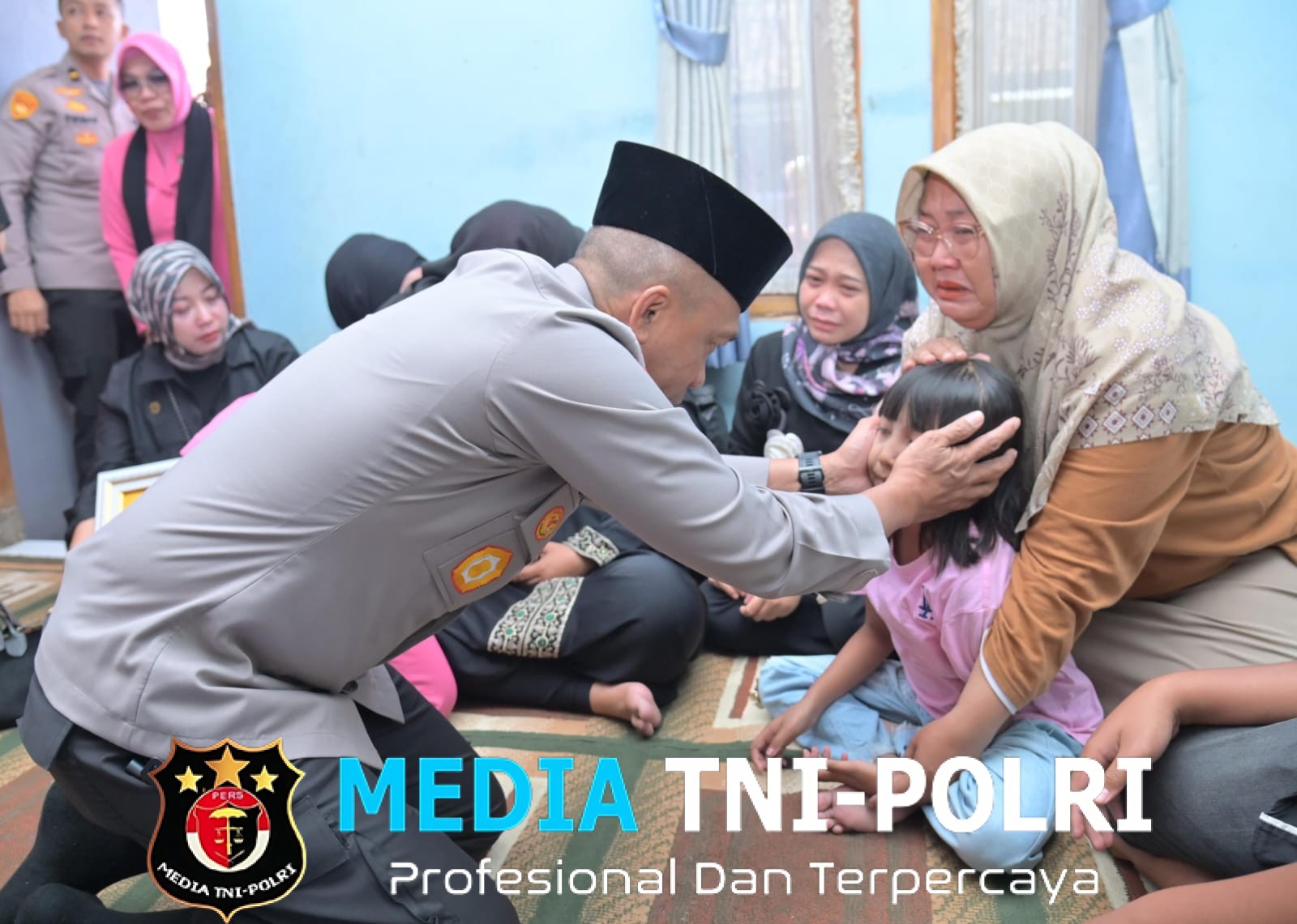 Kapolda Jawa Barat Melayat Ke Rumah Duka Aipda Anumerta Cecep