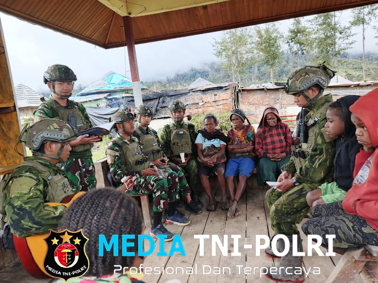 Satgas TNI Menyatu dengan Rakyat Ibadah, Pelayanan Kesehatan, dan Ngopi Penuh Cinta di Eronggobak
