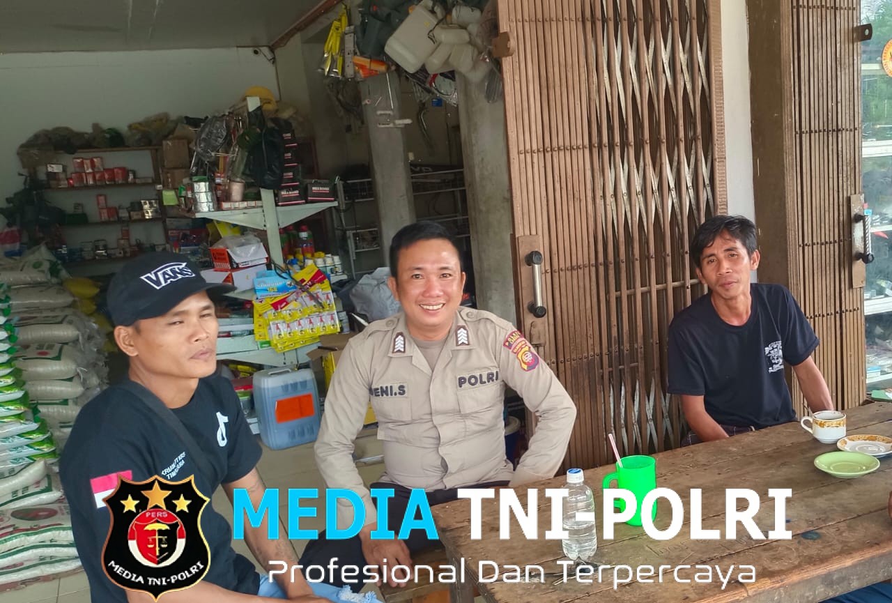 Sambangi Warga Yang Sedang Nongkrong, Patroli Polsek Kuala Behe Sampaikan Pesan Kamtibmas