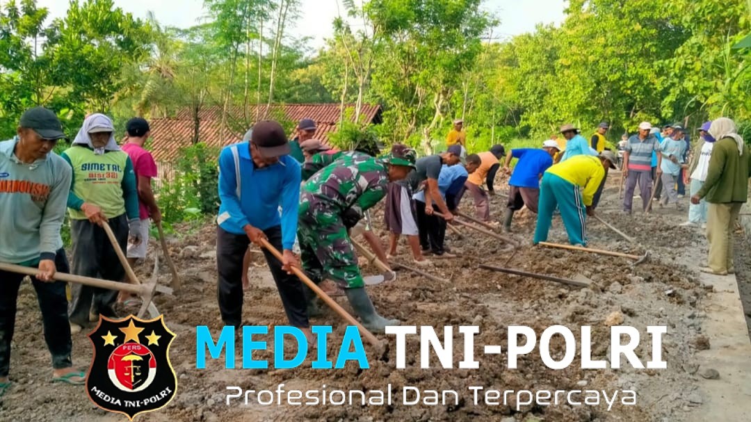 Babinsa Bumiayu Bersama Warga Antusias Gotong Royong Bersihkan Jalan Dusun Banaran