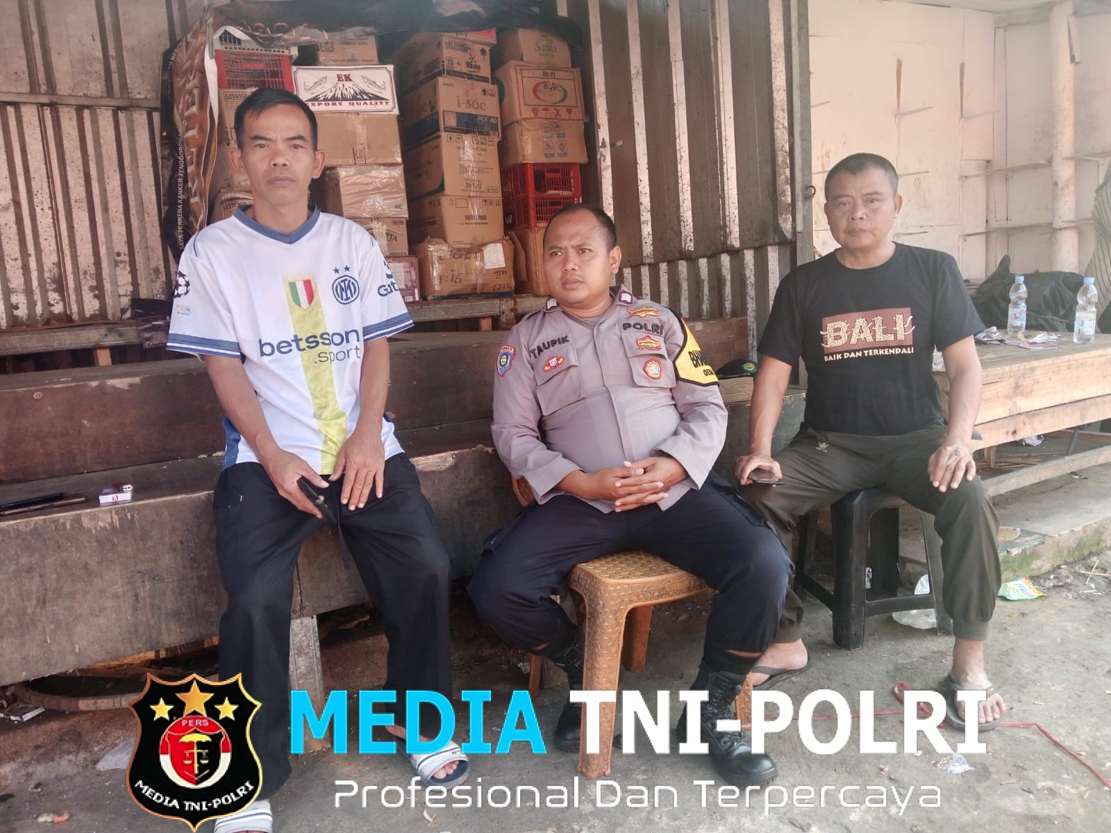 Dekatkan Diri dengan Warga, Bhabinkamtibmas Polsek Leuwiliang Sambangi Masyarakat dalam Upaya Harkamtibmas